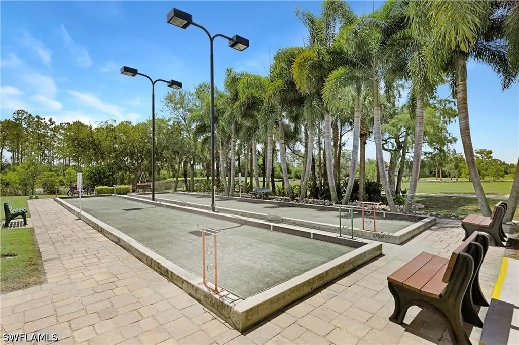 550 Saratoga Circle Naples FL 34104