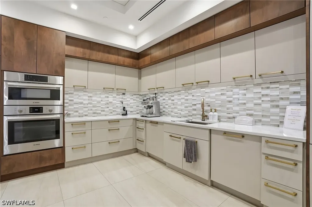 6585 Nicholas Boulevard Naples FL 34108