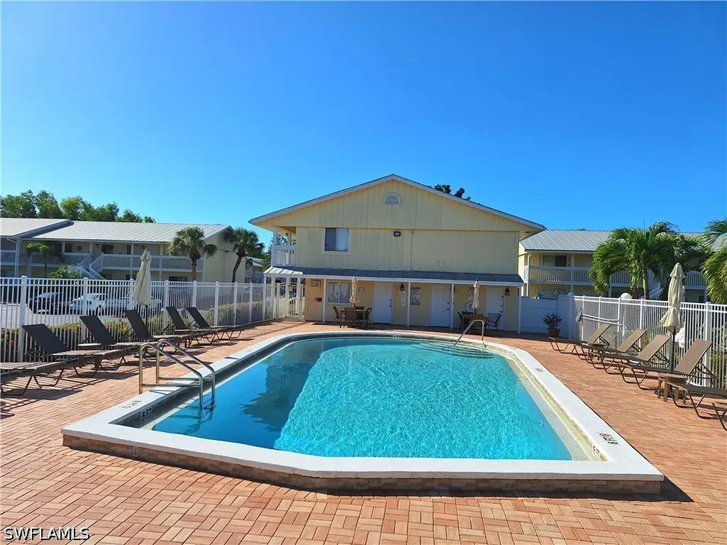4633 Bayshore Drive Naples FL 34112