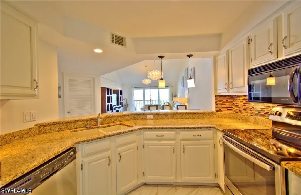 9590 Victoria Lane Naples FL 34109
