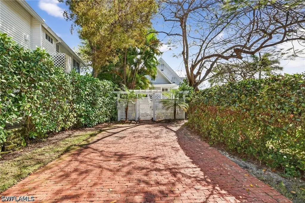660 8th Avenue S Naples FL 34102