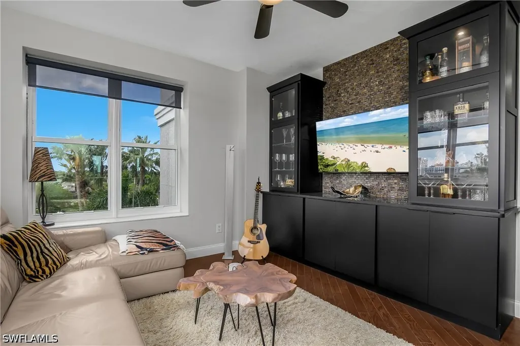 425 Cove Tower Drive Naples FL 34110