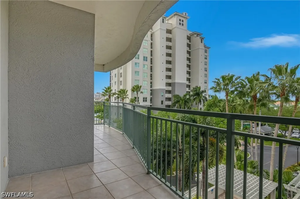 425 Cove Tower Drive Naples FL 34110