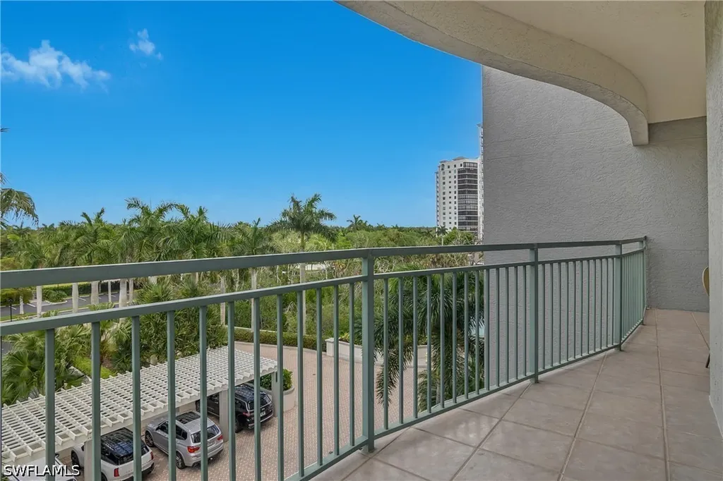 425 Cove Tower Drive Naples FL 34110