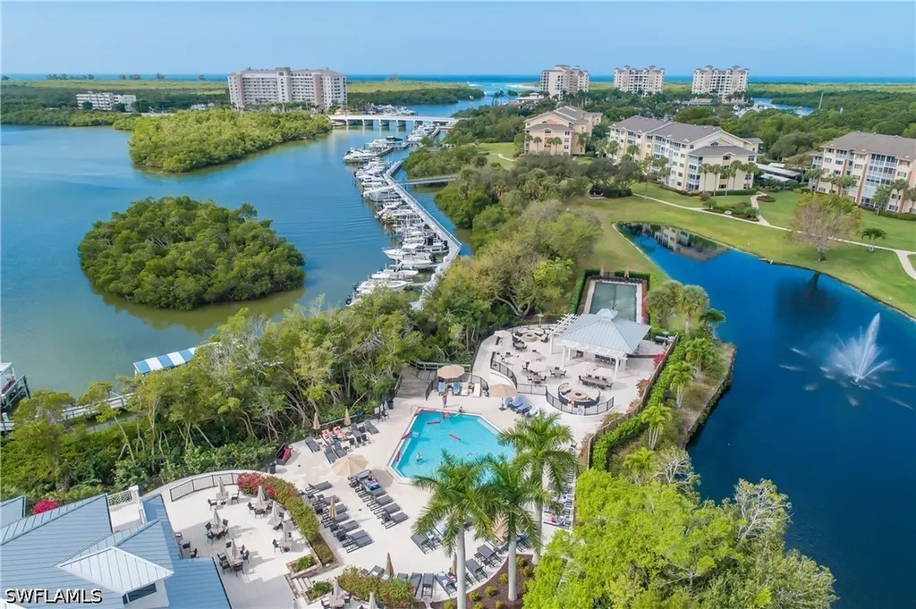 425 Cove Tower Drive Naples FL 34110