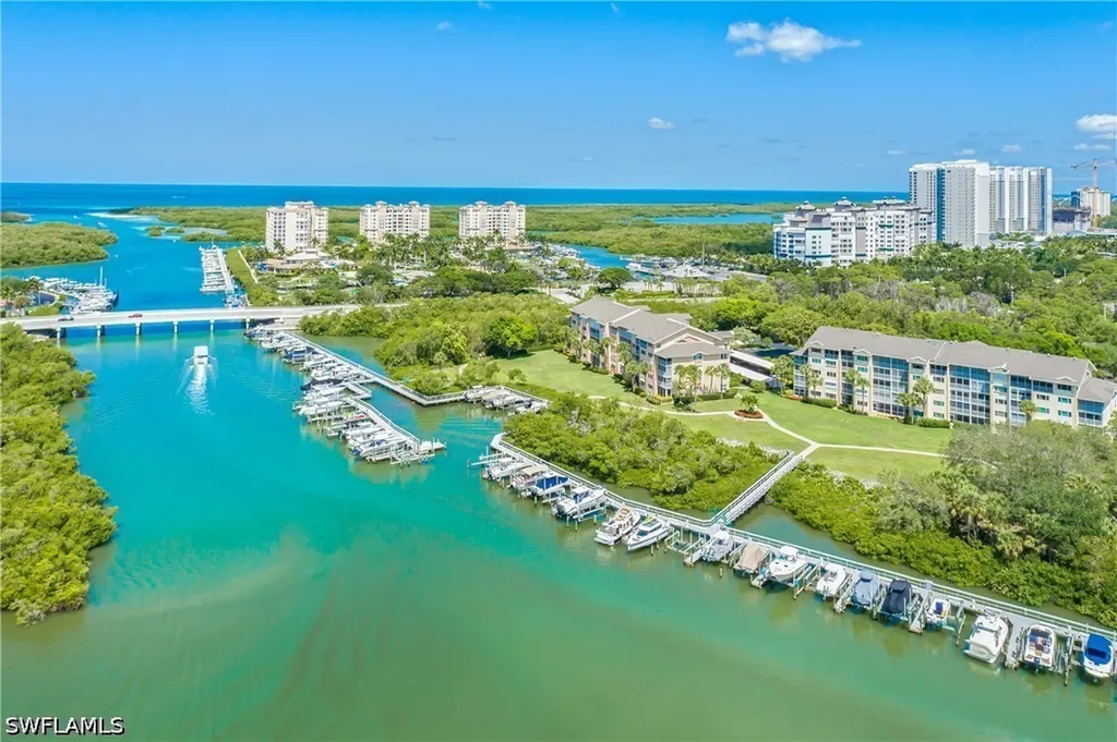425 Cove Tower Drive Naples FL 34110