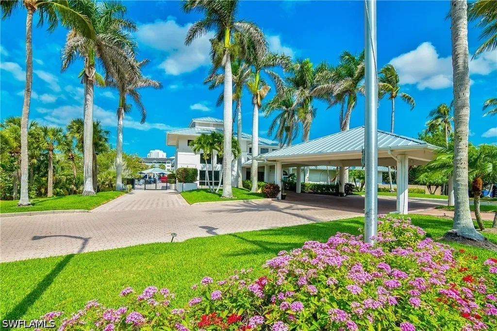425 Cove Tower Drive Naples FL 34110