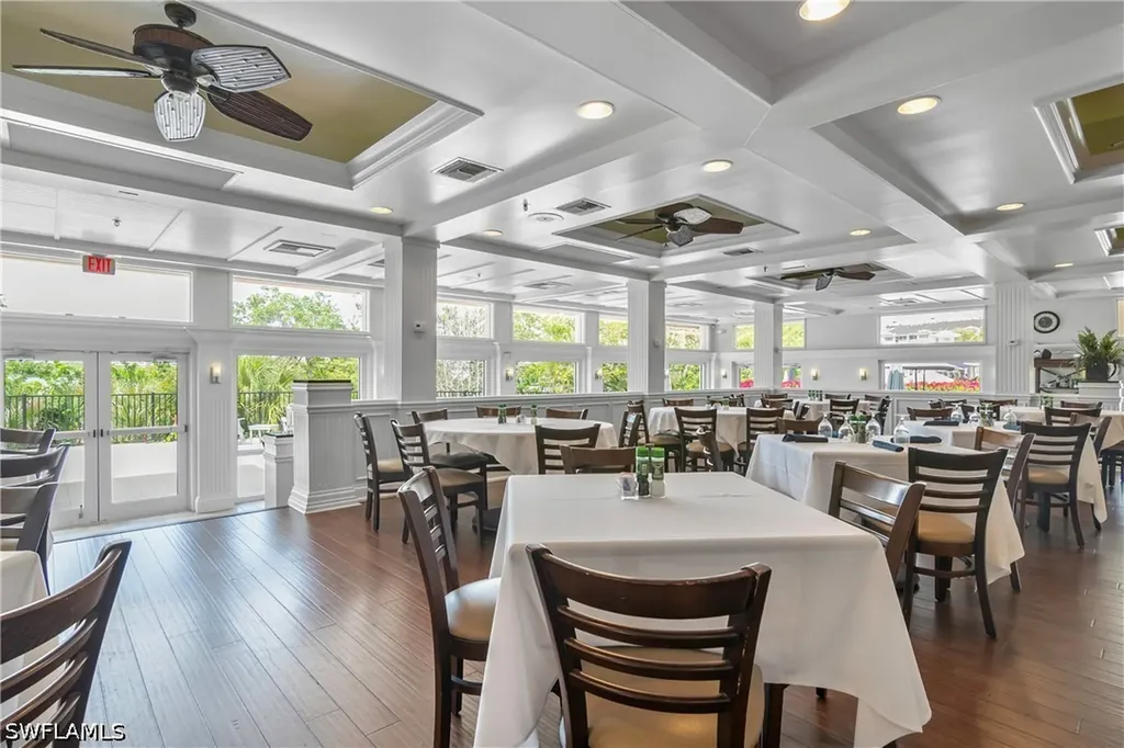 425 Cove Tower Drive Naples FL 34110