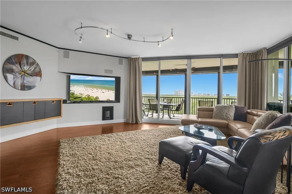 425 Cove Tower Drive Naples FL 34110
