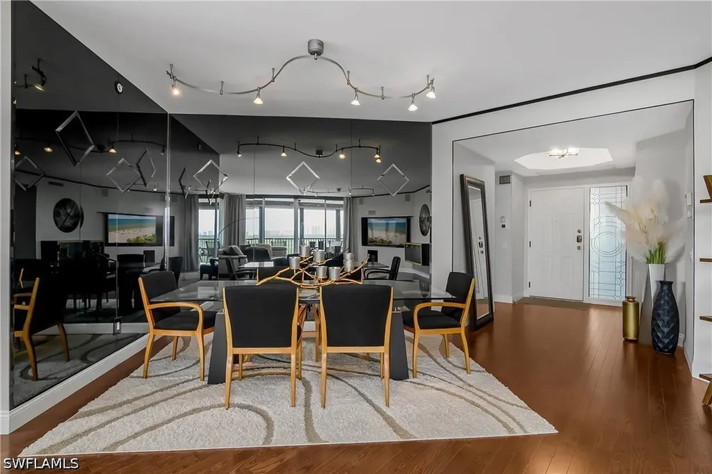 425 Cove Tower Drive Naples FL 34110
