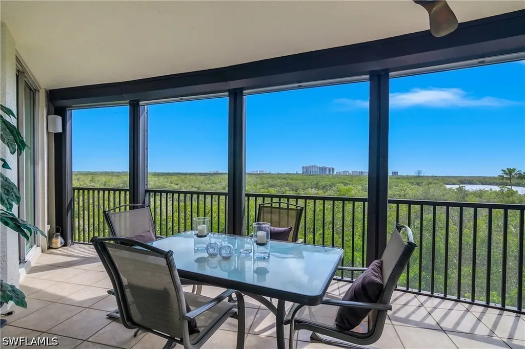 425 Cove Tower Drive Naples FL 34110