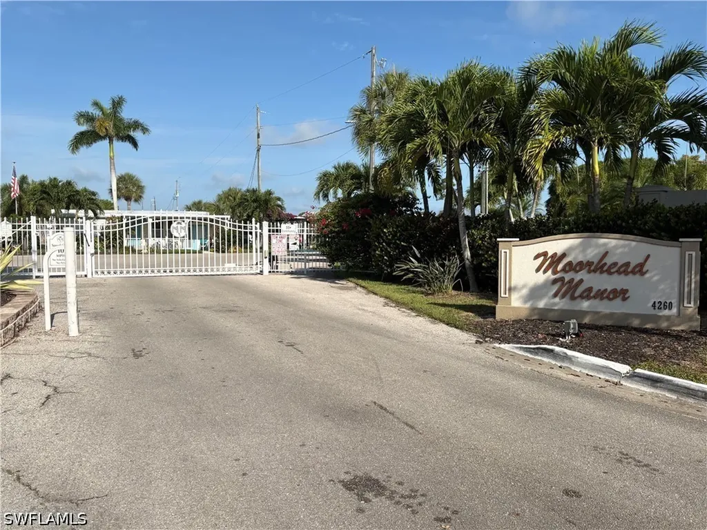 55 Moorhead Manor Naples FL 34112