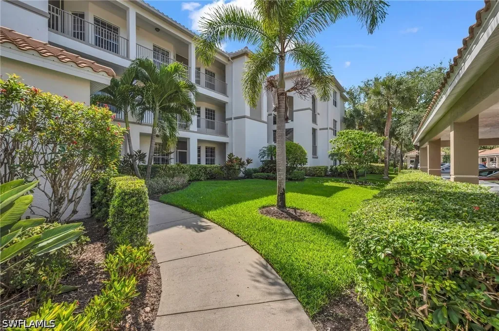 Naples FL, 8253 Parkstone Place, Unit 106