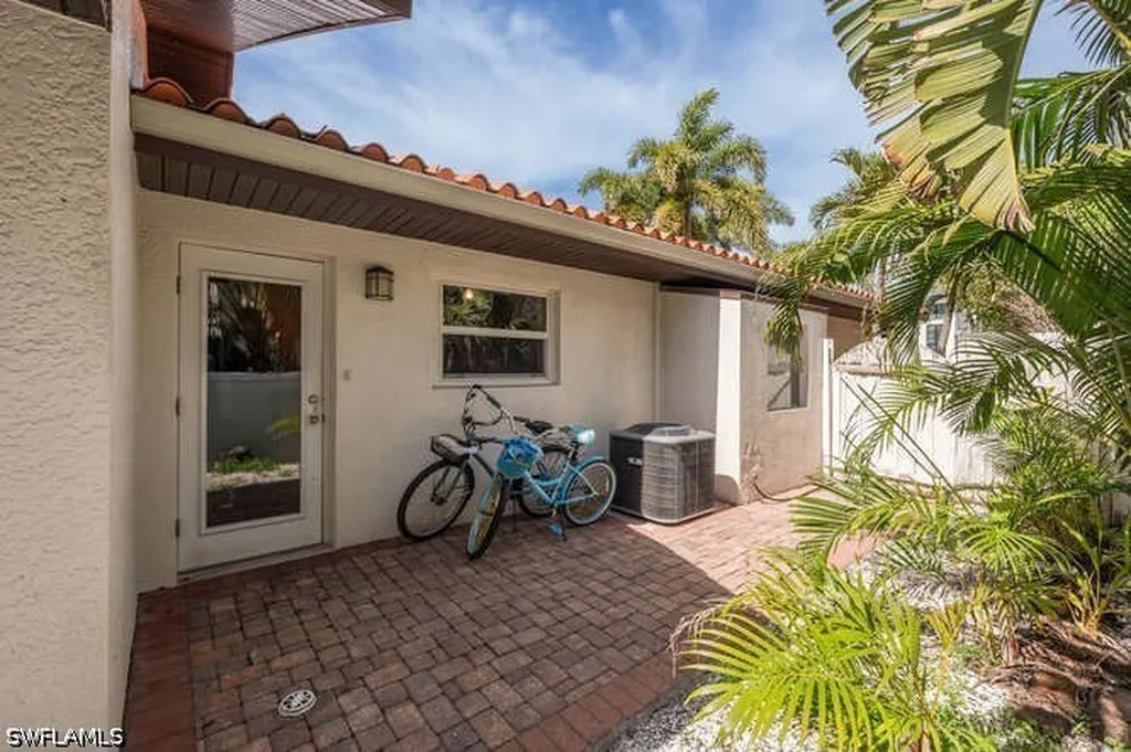 778 Broad Court S Naples FL 34102