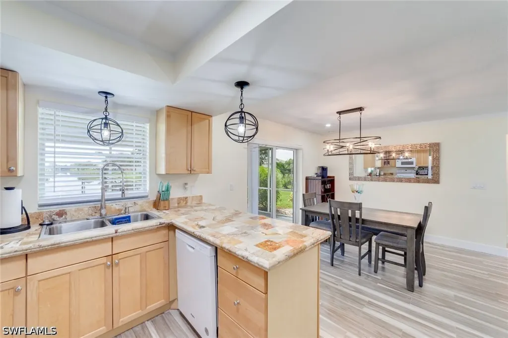 525 SE 11th Court Cape Coral FL 33990