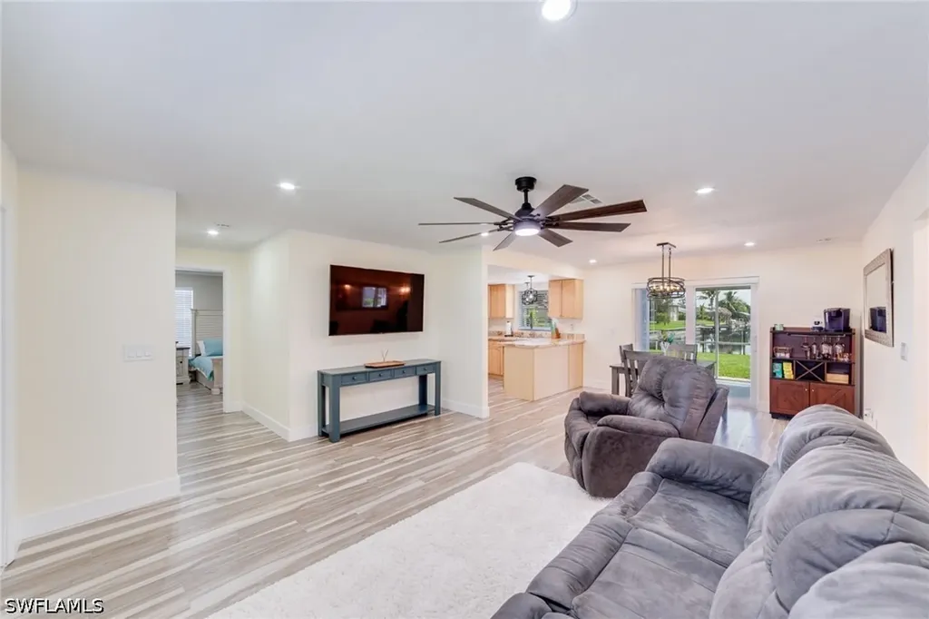 525 SE 11th Court Cape Coral FL 33990