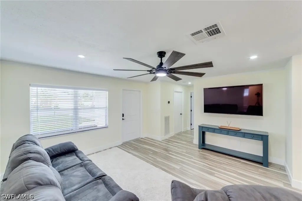 525 SE 11th Court Cape Coral FL 33990