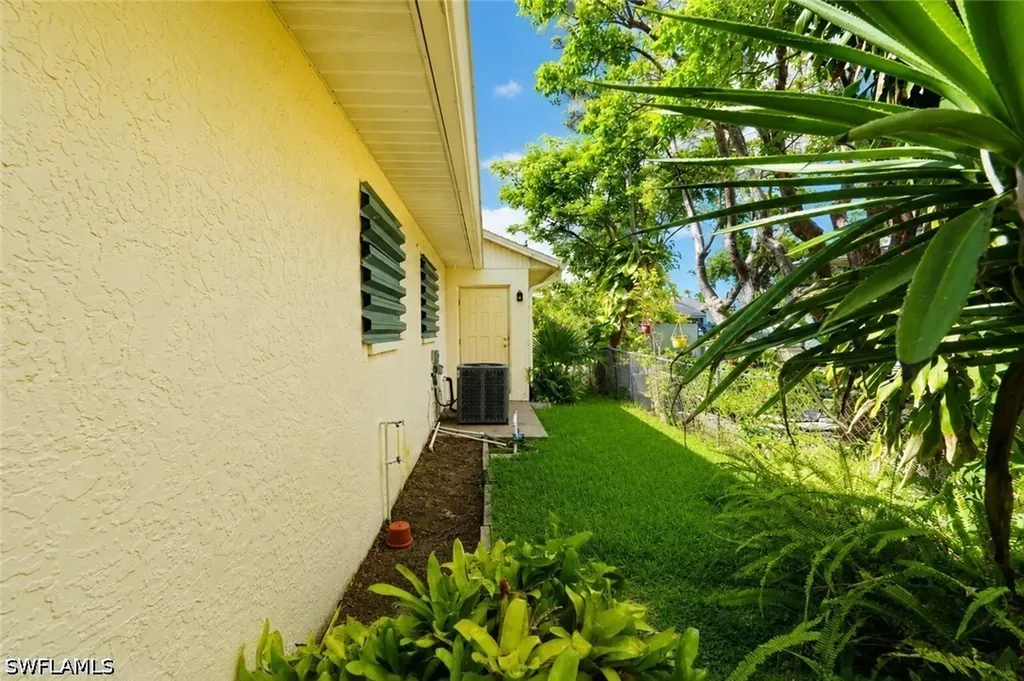 808 96th Avenue N Naples FL 34108