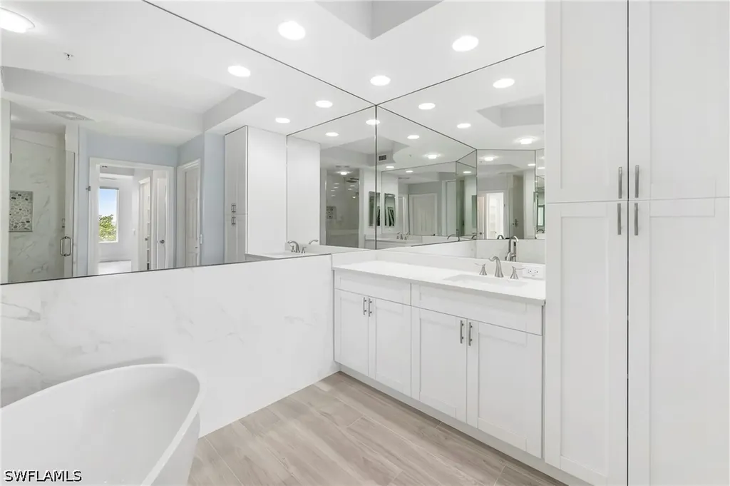 425 Cove Tower Drive Naples FL 34110