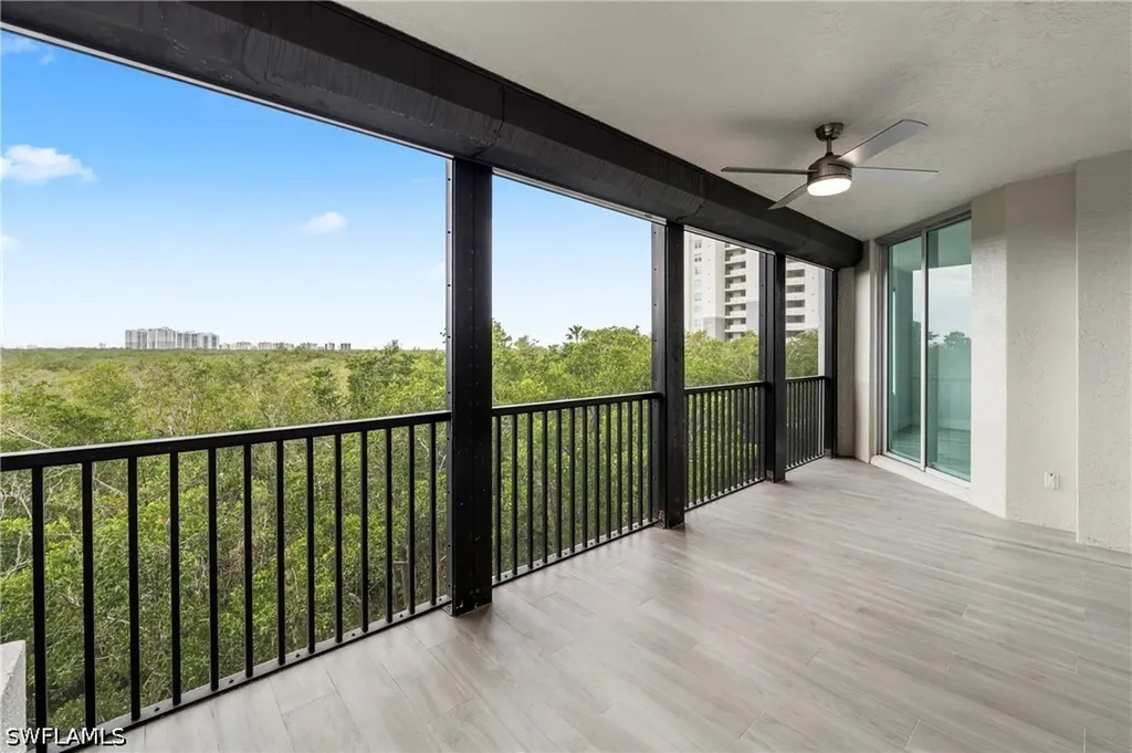 425 Cove Tower Drive Naples FL 34110