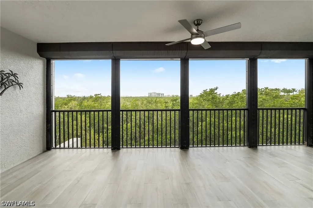 425 Cove Tower Drive Naples FL 34110