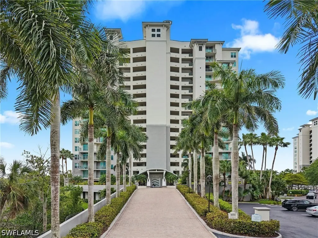 425 Cove Tower Drive Naples FL 34110