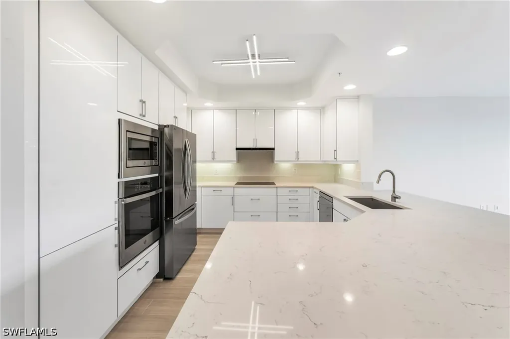 425 Cove Tower Drive Naples FL 34110