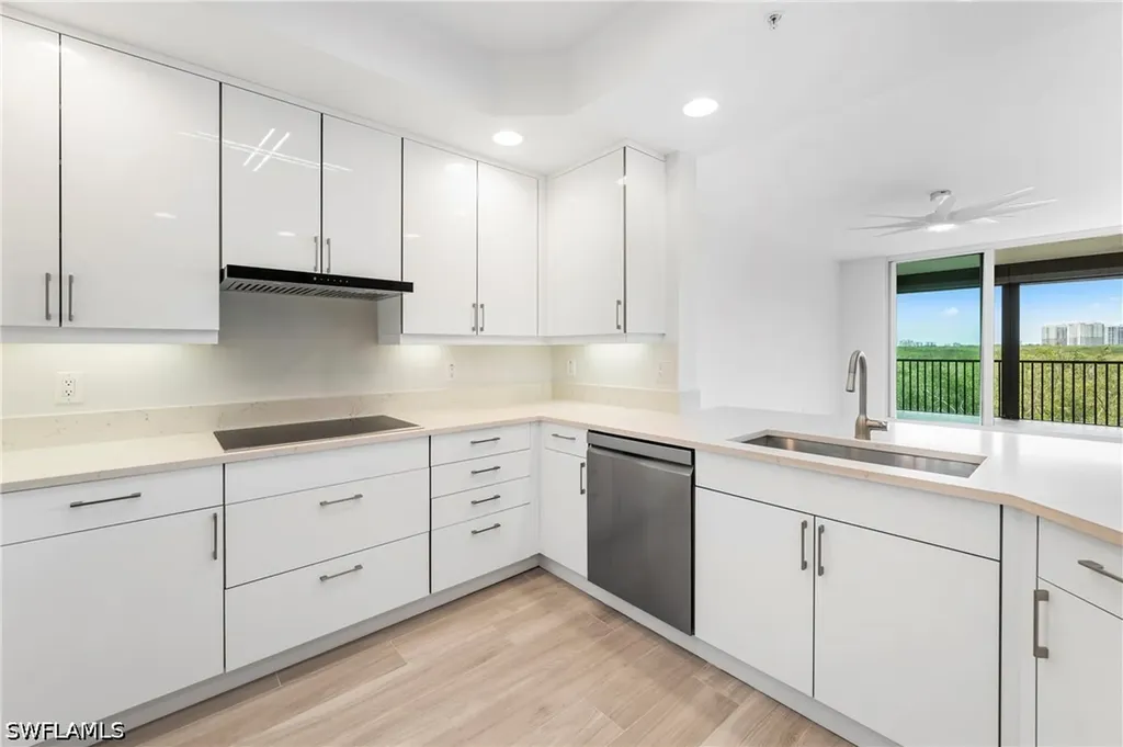 425 Cove Tower Drive Naples FL 34110