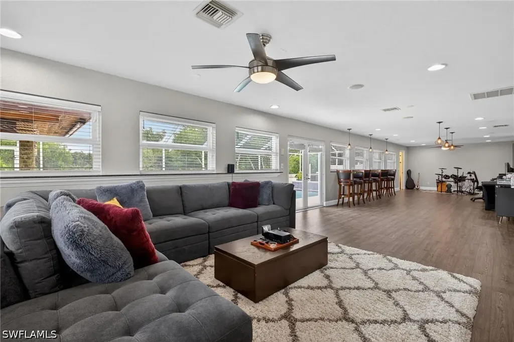 358 Morse Plaza Fort Myers FL 33905