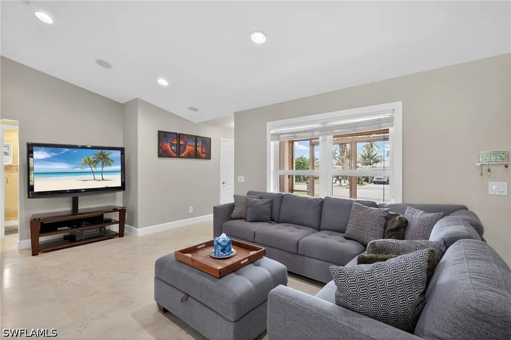 358 Morse Plaza Fort Myers FL 33905