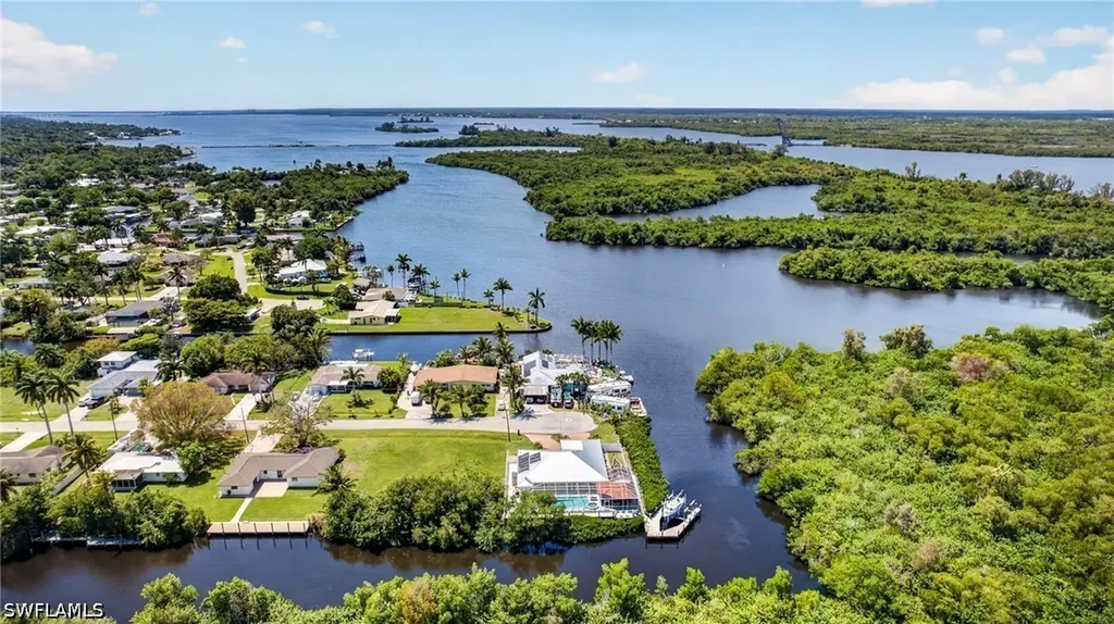 358 Morse Plaza Fort Myers FL 33905