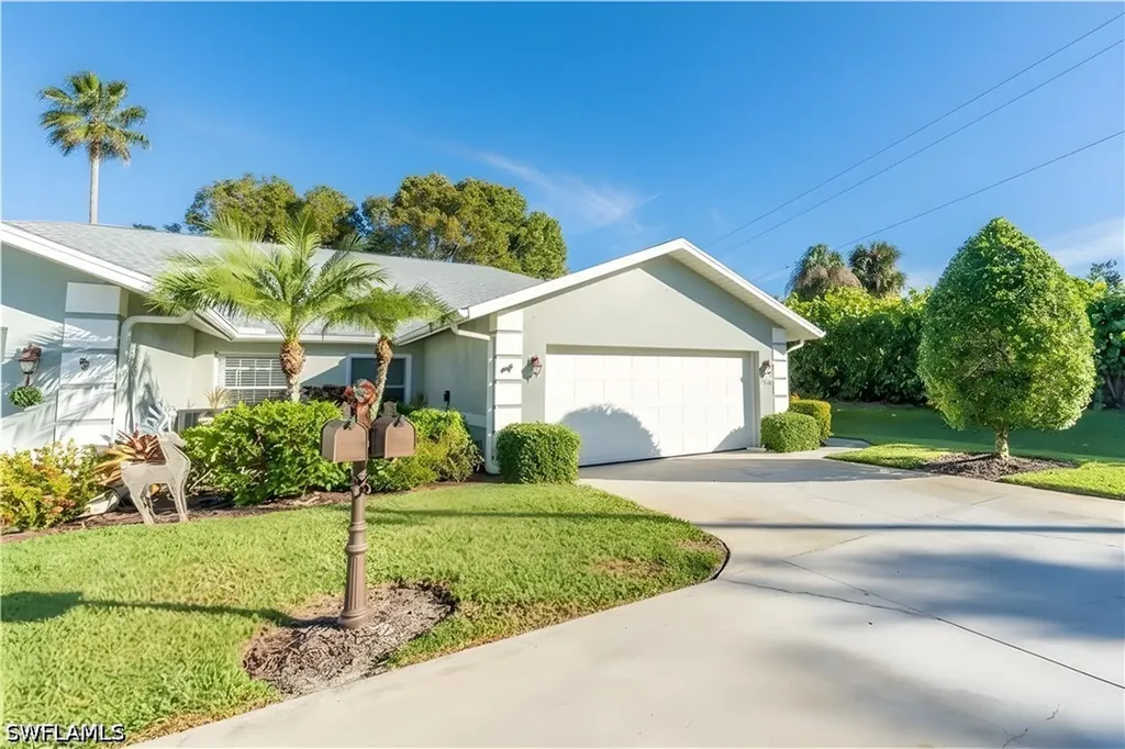 1704 Royal Circle Naples FL 34112