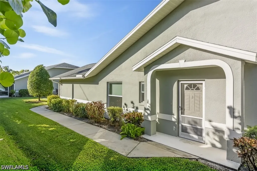 1704 Royal Circle Naples FL 34112