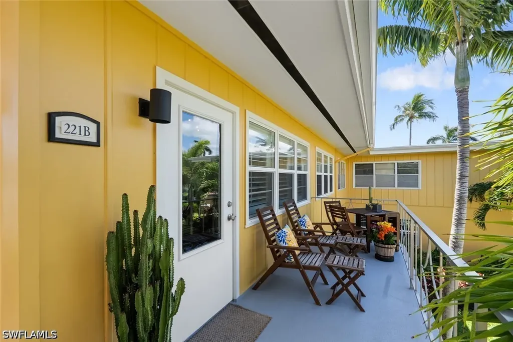 221 8th Avenue S Naples FL 34102