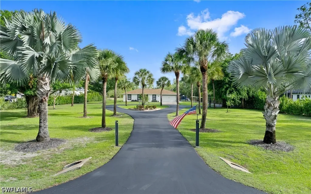 Naples FL, 3277 5TH Avenue NW