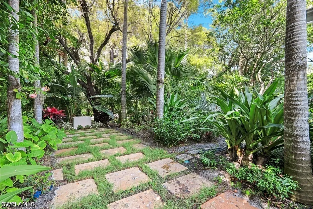 295 6th Street N Naples FL 34102