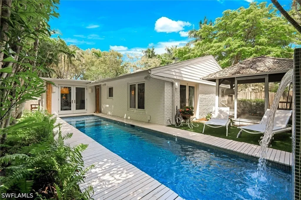 295 6th Street N Naples FL 34102