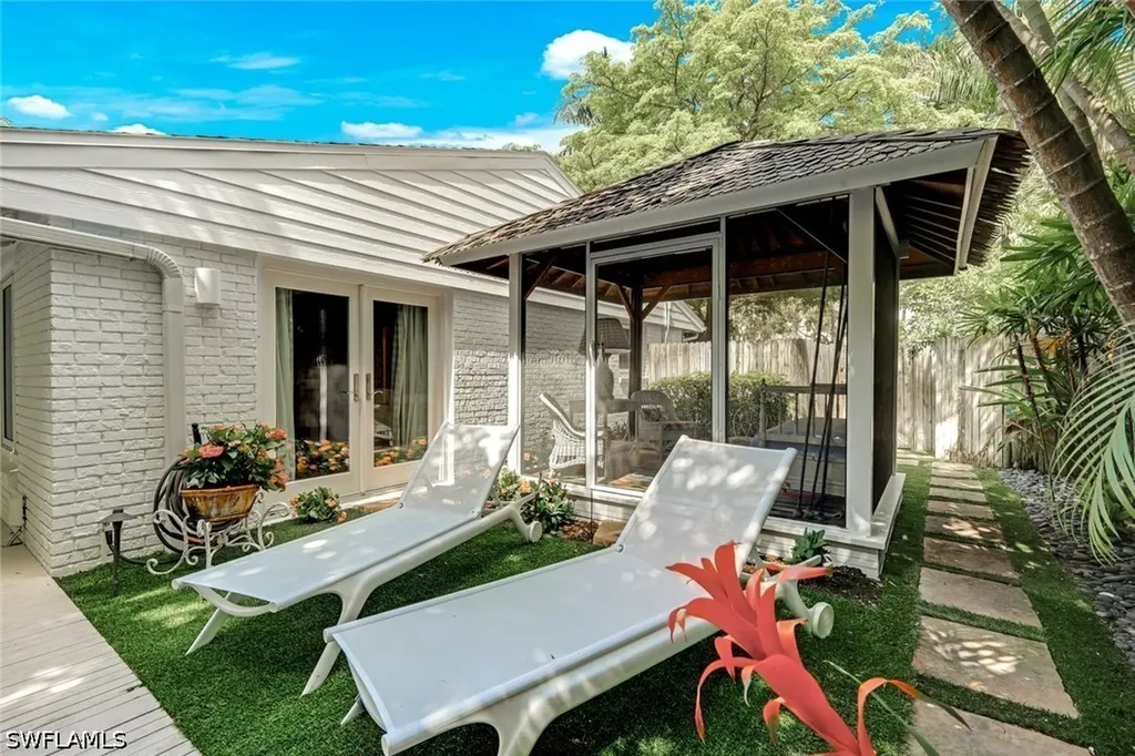 295 6th Street N Naples FL 34102