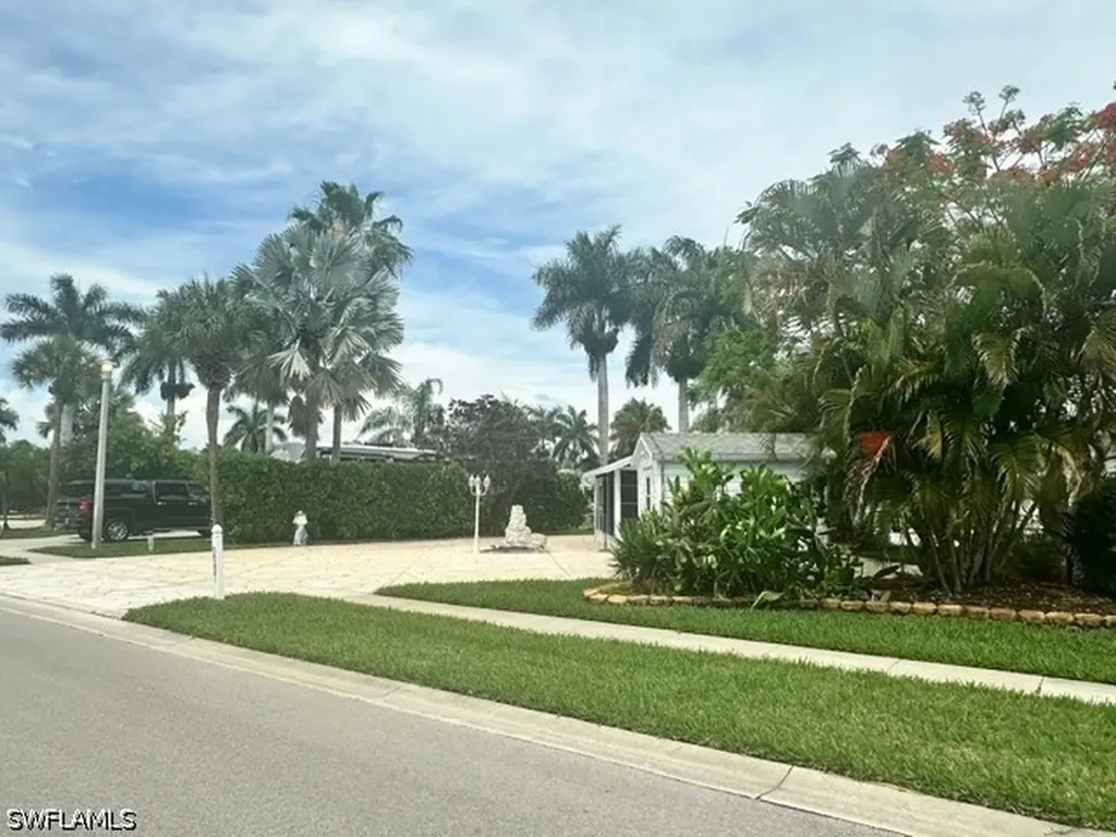 1112 Platinum Lake Lane Naples FL 34114