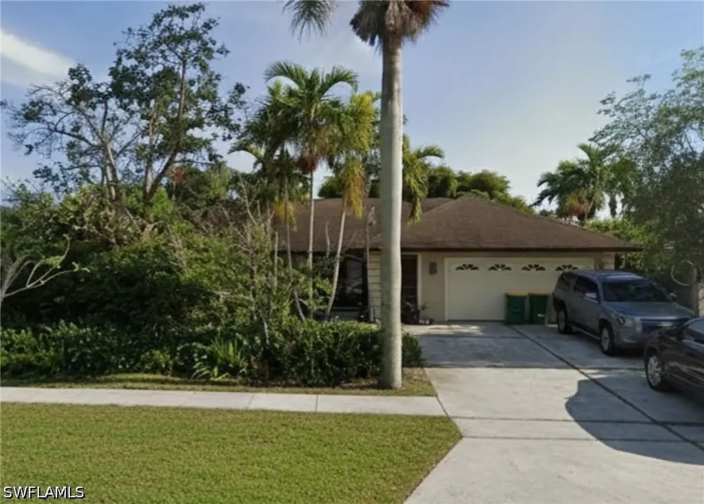 240 Nottingham Drive Naples FL 34109