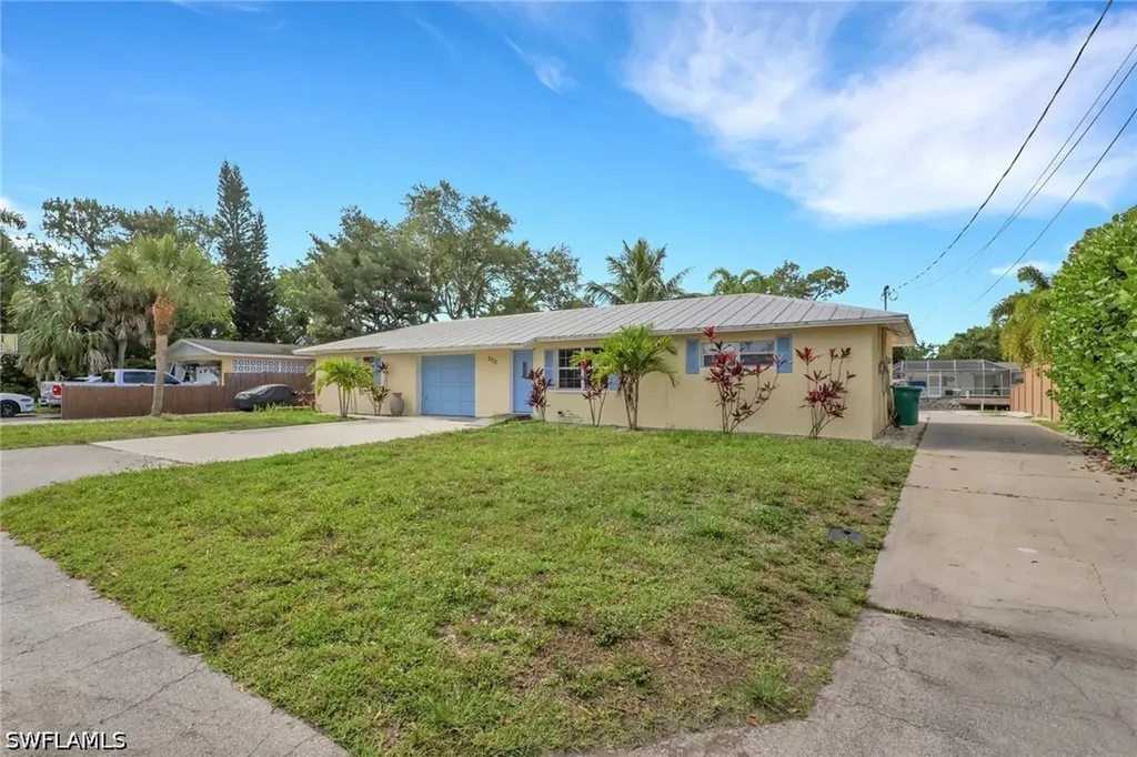 2772 Riverview Drive Naples FL 34112