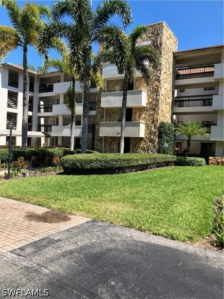 Naples FL, 200 Wyndemere Way, Unit B402