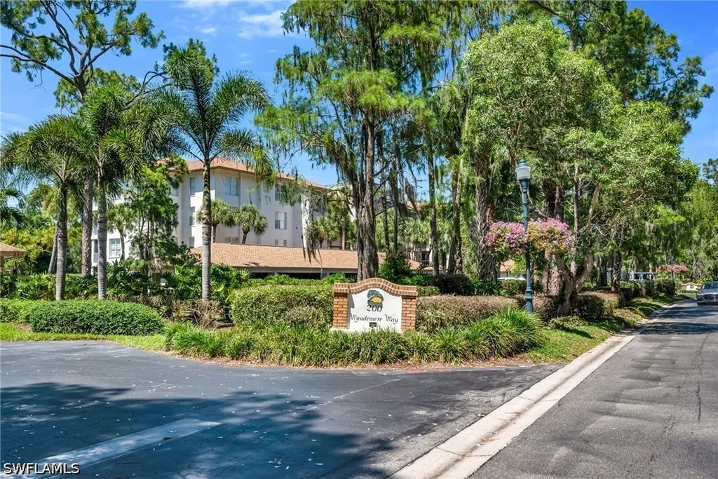 200 Wyndemere Way Naples FL 34105