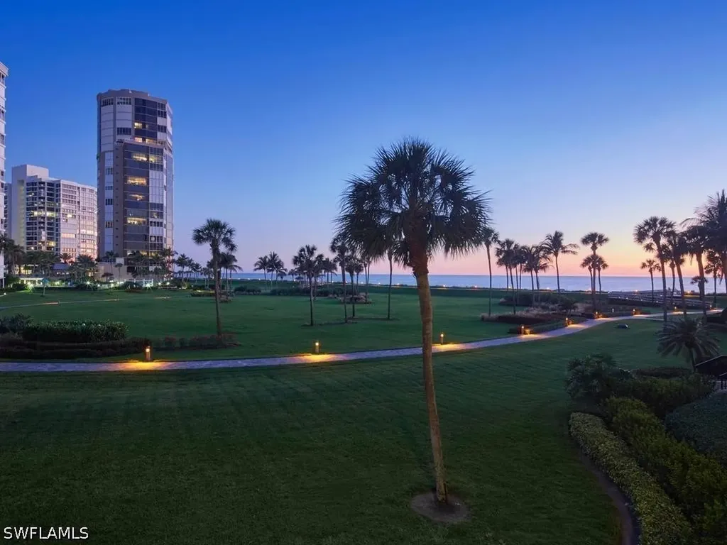 Naples FL, 4551 Gulf Shore Boulevard N, Unit 204