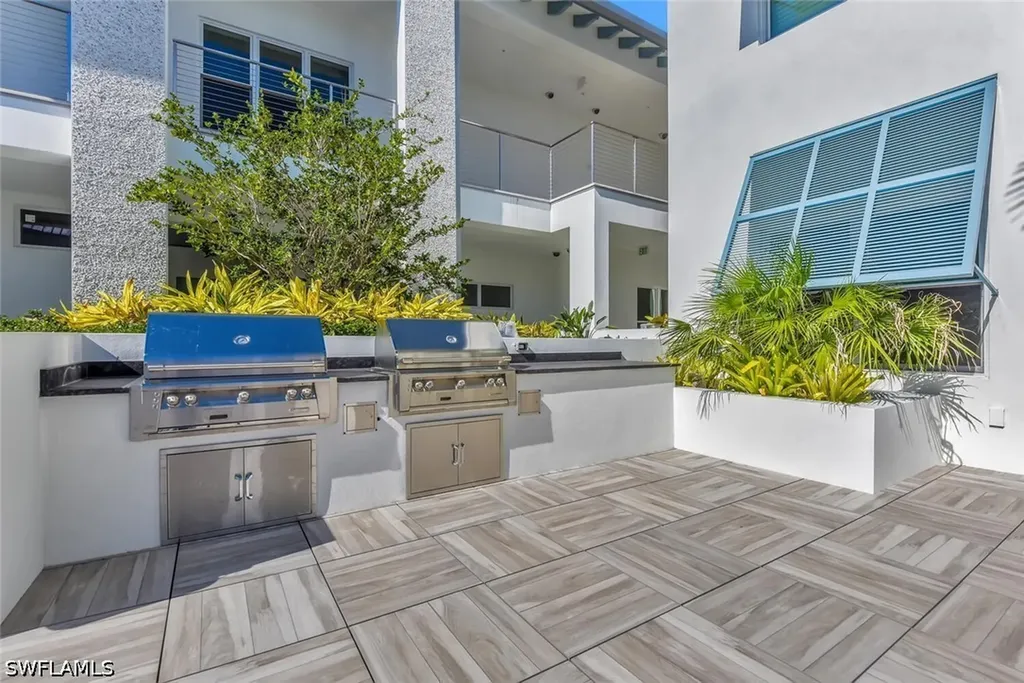 201 8th Street S Naples FL 34102