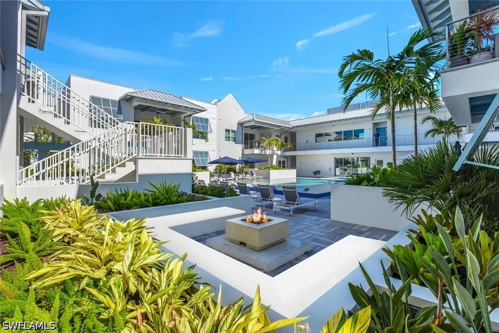 201 8th Street S Naples FL 34102