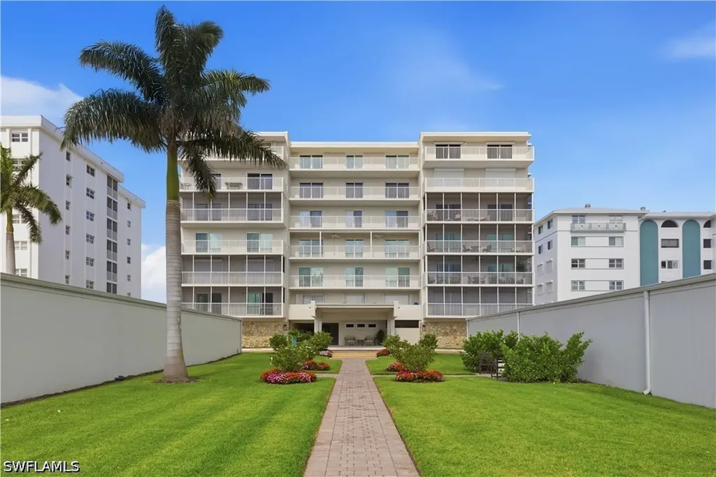 1977 Gulf Shore Boulevard N Naples FL 34102