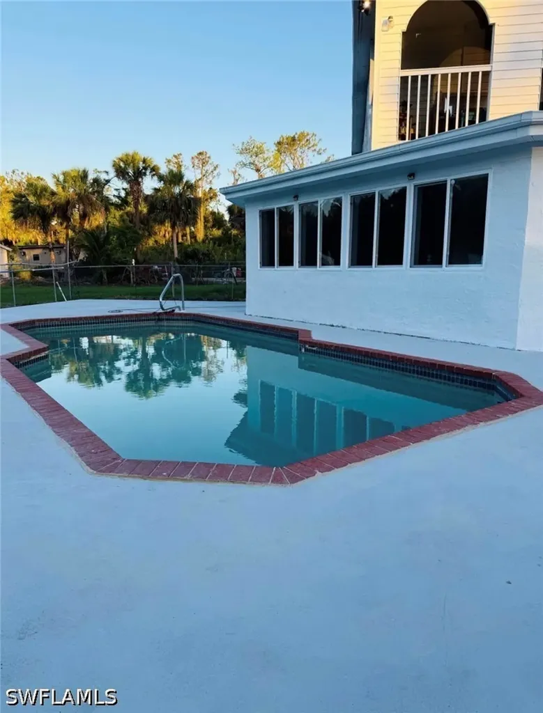 250 10th Street NE Naples FL 34120