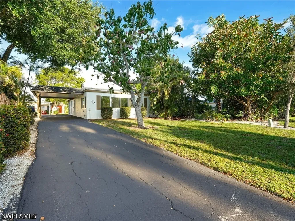16 Kings Road Naples FL 34112