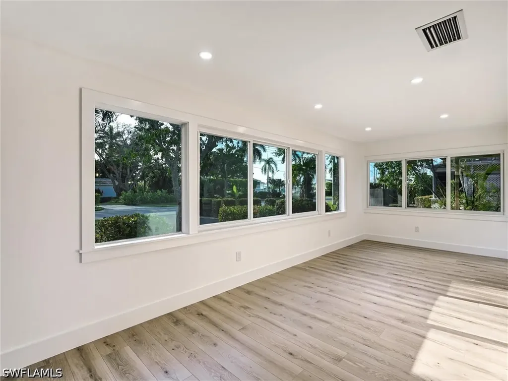16 Kings Road Naples FL 34112
